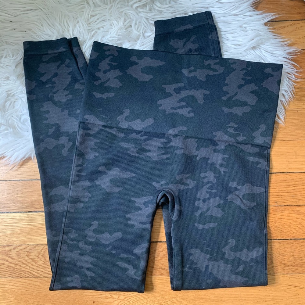 SPANX Look At Me Now Seamless Black Camo Leggings